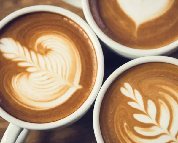Jak zrobić wzory na kawie? Opanuj latte art w domu!