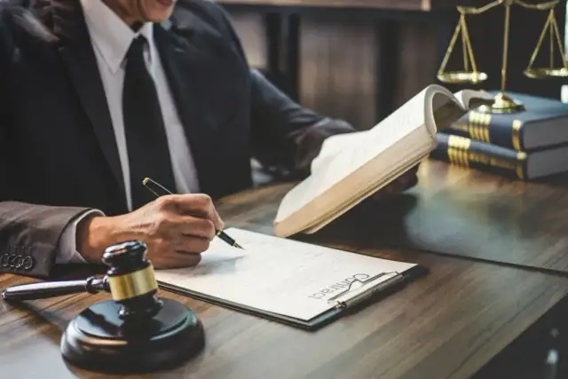 Adwokat co to? Zrozumienie roli i znaczenia adwokata w prawie