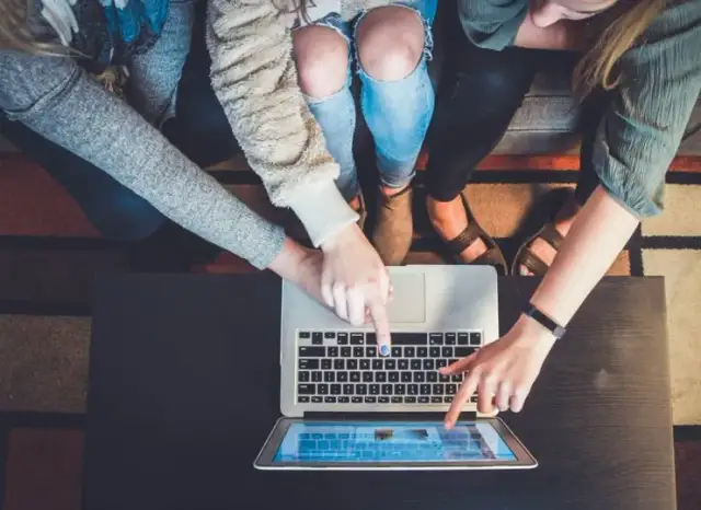 TIK w nauczaniu: Co to jest i jak zmienia polską szkołę?