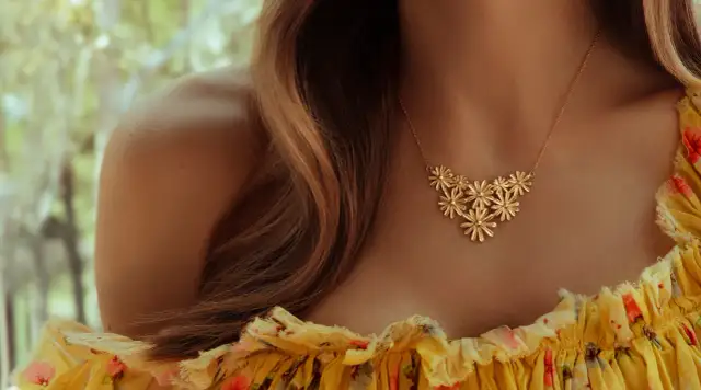 Jaka biżuteria do sukienki w kwiaty? 5 zasad, których nie znasz