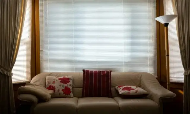 Jakie poduszki pasują do beżowej kanapy? Odkryj idealne zestawienia