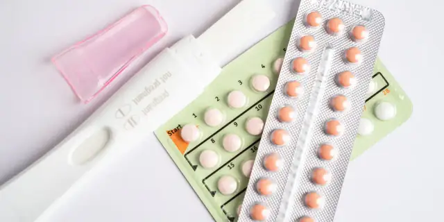Test ciążowy i opakowania tabletek antykoncepcyjnych. Pytanie: czy podczas brania tabletek antykoncepcyjnych jest owulacja?