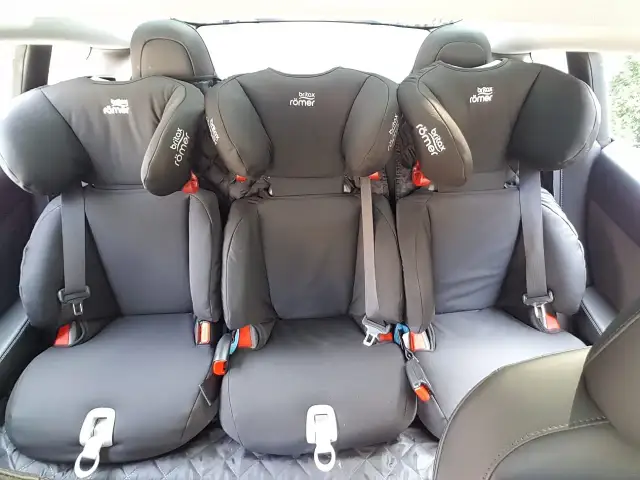 Jak zmieścić 3 foteliki w samochodzie? Sprawdź najlepsze modele i porady