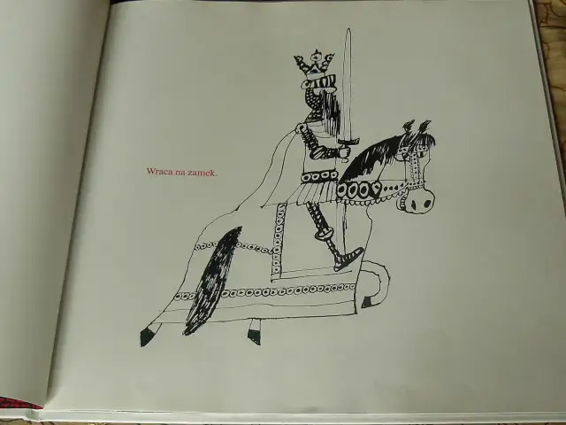 Ilustracja czarno-biała: król na koniu z mieczem, w koronie.