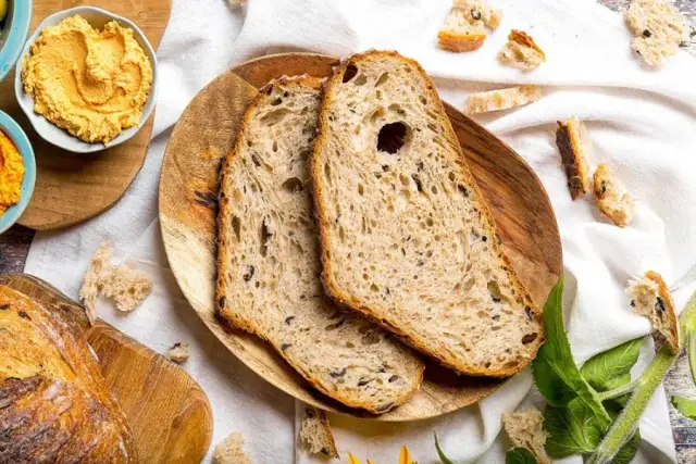 Chleb żytni czy razowy na odchudzanie: który wybór jest lepszy?