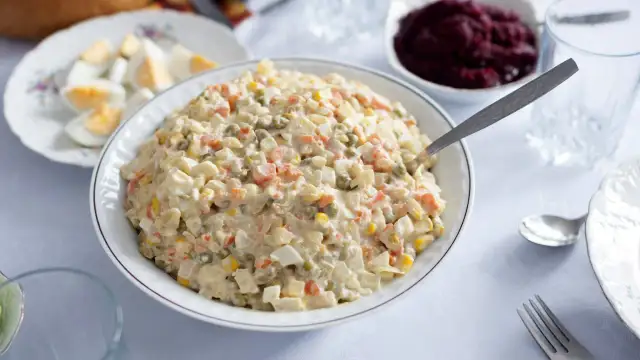 Jak zawekować sałatkę jarzynową, aby uniknąć zepsucia i straty