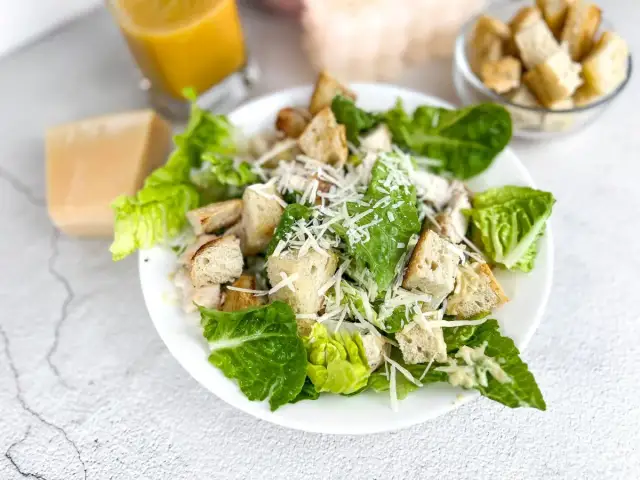 Sałatka Cezar: Przepis idealny? Zrób ją jak z restauracji!