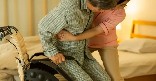 Jak podnieść osobę starszą bezpiecznie i uniknąć kontuzji