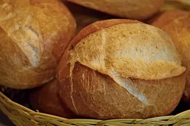 Ile piec bułki, aby były idealnie miękkie i chrupiące?