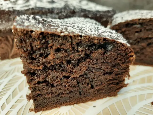 Ile piec ciasto czekoladowe, aby było idealnie wilgotne i puszyste