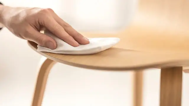 Jak usunąć wosk z mebli lakierowanych bez uszkodzenia powierzchni