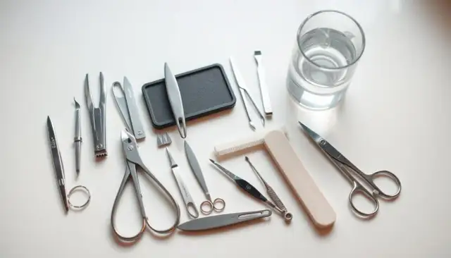 Jak skutecznie zdezynfekować przybory do manicure w domu – bezpieczne metody