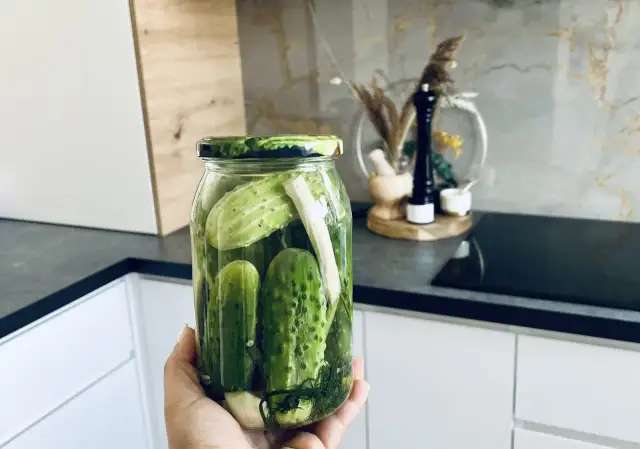 Jak zrobić kiszone ogórki w domu – prosty przepis na idealne kiszonki