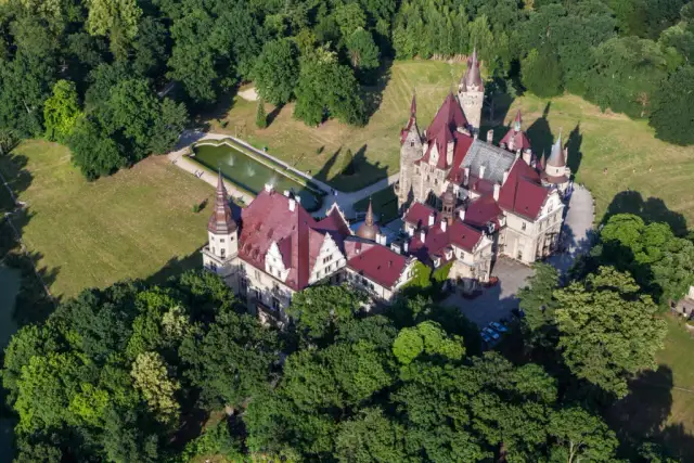 Zamek w Mosznej – fascynująca historia i niezwykła architektura