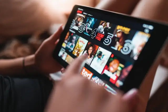 Jak pobrać film z Netflix i oglądać go offline bez problemów