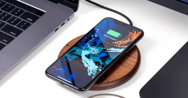 Jak włączyć ładowanie bezprzewodowe iPhone? Nie musisz! Poradnik