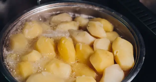 Jak długo gotować ziemniaki do sałatki jarzynowej, by nie były rozgotowane?