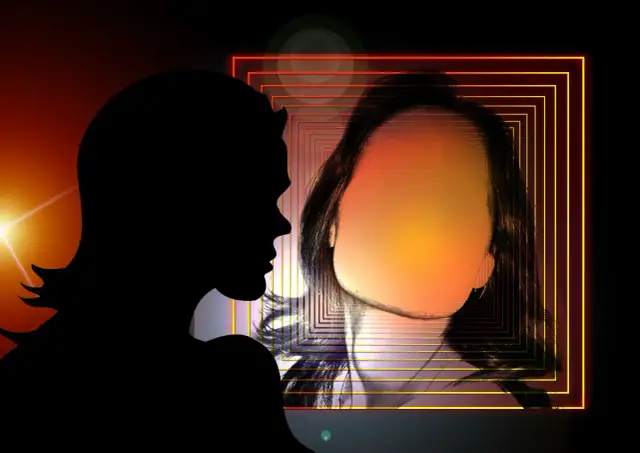 Sylwetka osoby patrzy na odbicie w lustrze z geometrycznymi ramkami i rozmyciem.