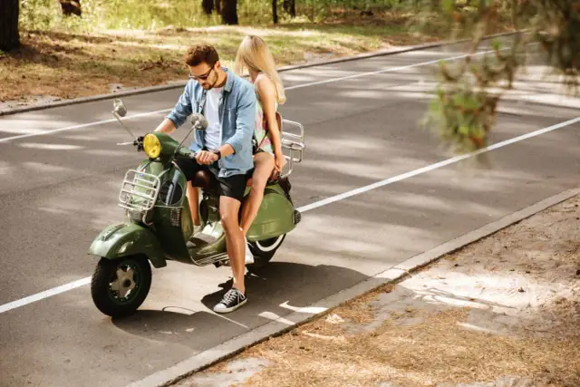 Kto może jeździć skuterem? Sprawdź przepisy i wymagania