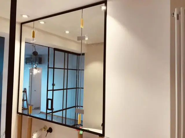 Lustro na wymiar: Ile kosztuje m2 u szklarza? Sprawdź, jak nie przepłacić.