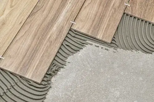 Kafelki czy panele – co wybrać, by uniknąć nieprzyjemnych niespodzianek?