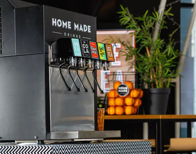 Dystrybutor do napojów: Jaki wybrać? Poradnik eksperta