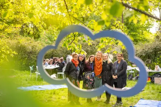 Czy uczniowie w szkole w chmurze mają obowiązkowe lekcje czy nie?