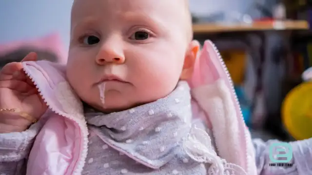 Dziecko wymiotuje? Pomoc, nawadnianie i czerwone flagi poradnik