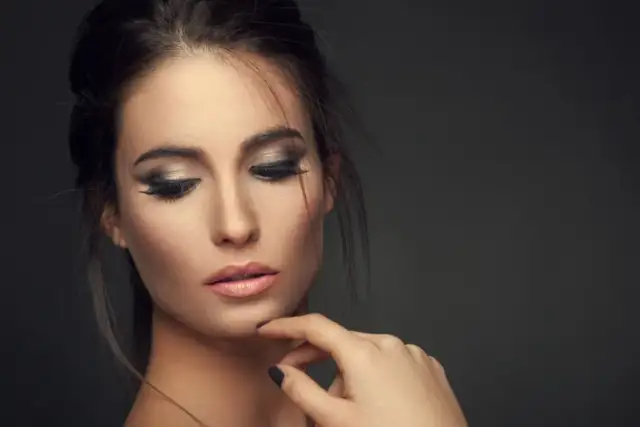 Jaki kolor szminki dla brunetek? Odkryj idealne odcienie dla Ciebie