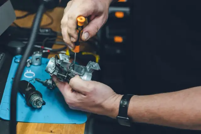 Jak naprawić centralny zamek w samochodzie i uniknąć kosztownych napraw