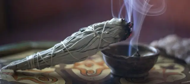 Jaka modlitwa przy okadzaniu domu zapewni spokój i ochronę?