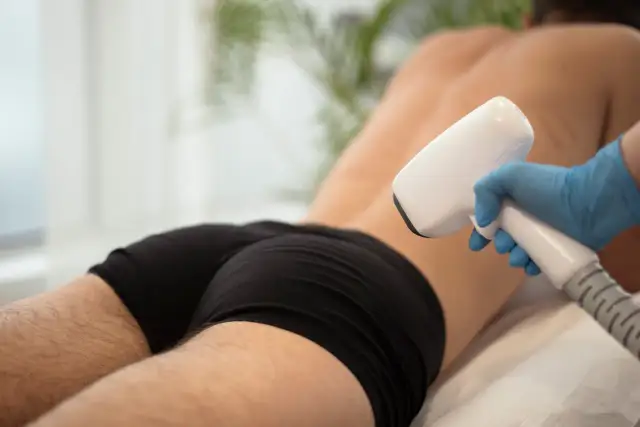 Męska depilacja intymna: Golić czy przycinać? Pełny przewodnik