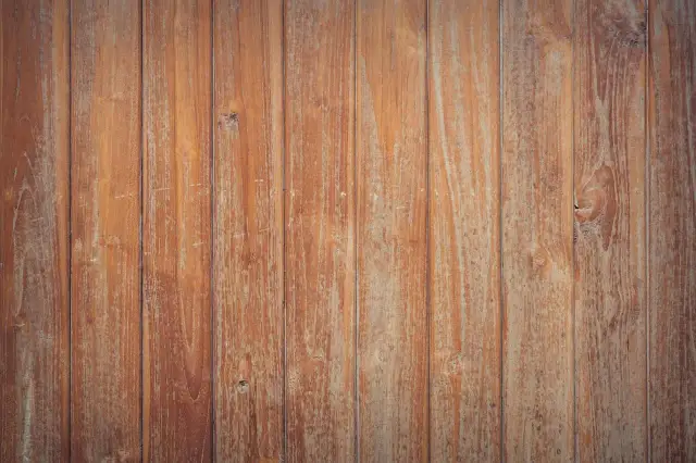 Drewniana deska, która czeka na olejowanie. Zastanawiasz się, ile schnie olej do drewna? Ta powierzchnia jest gotowa na kolejne warstwy.