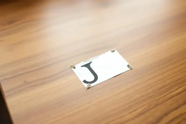 Jak odkleić naklejkę z mebli bez uszkodzenia powierzchni? Sprawdź skuteczne metody.