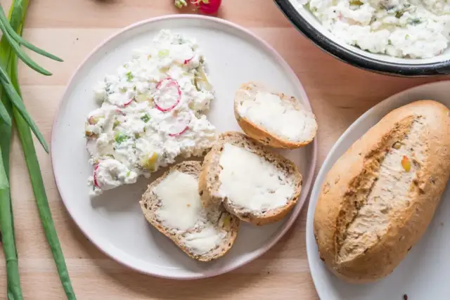 Co można zrobić z twarogu na obiad – 10 pysznych przepisów, które zaskoczą