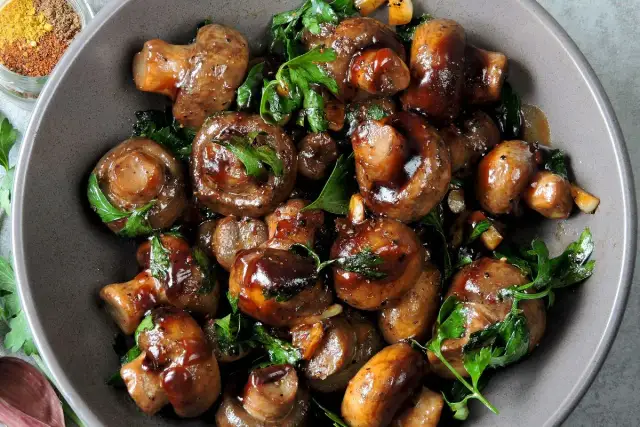 Jak gotować pieczarki do sałatki, aby były idealnie smaczne i chrupiące