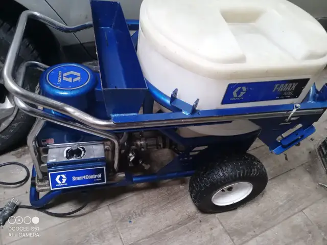 Profesjonalny agregat tynkarski Graco T-Max 506 z systemem SmartControl, gotowy do pracy.