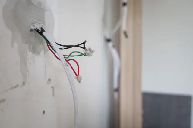 Jak położyć elektrykę w domu - uniknij najczęstszych błędów i kosztów