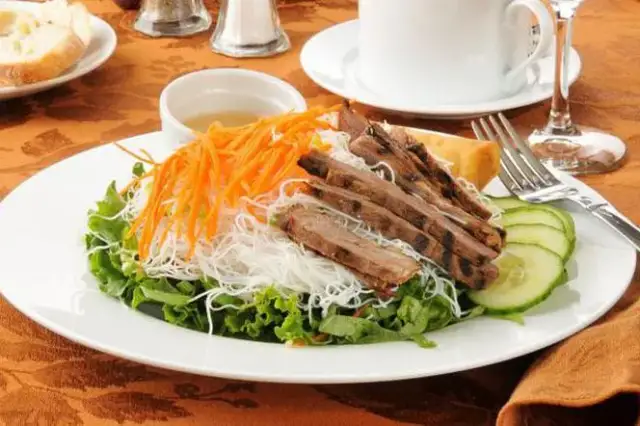 Jakie surówki do gęsi idealnie podkreślą smak pieczonego mięsa