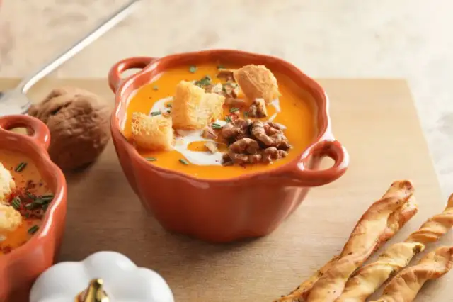 Co dodać do zupy dyniowej? Sekrety smaku i idealnej konsystencji.