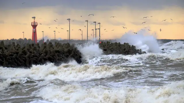 Czy jest sztorm na Bałtyku? Sprawdź aktualne ostrzeżenia i warunki