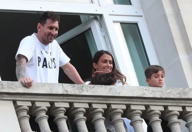 Lionel Messi z rodziną na balkonie, uśmiechnięci.