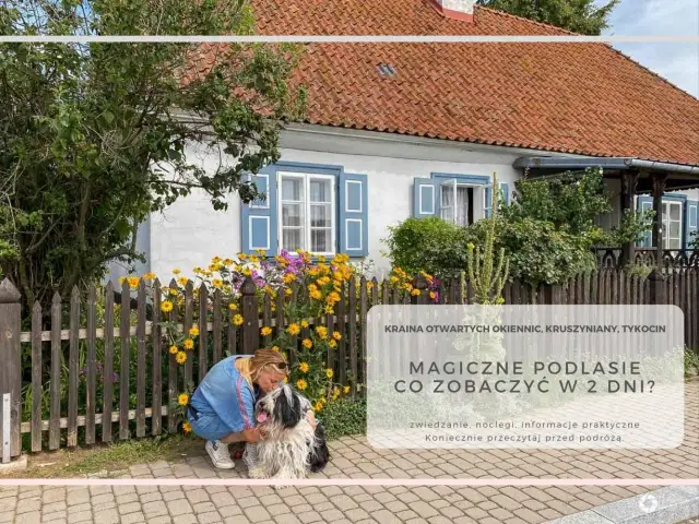 Kobieta z psem przy drewnianym płocie przed domem z niebieskimi okiennicami. To kwintesencja tego, z czego słynie Podlasie – sielski krajobraz i otwartość.