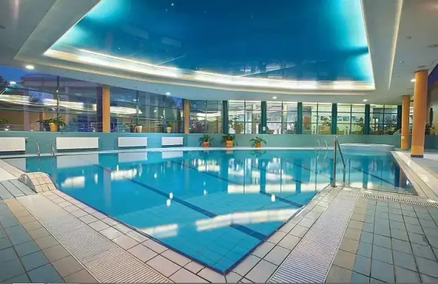 Jak iść na basen w hotelu i uniknąć najczęstszych błędów