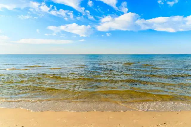 Gdzie najcieplejsza woda w Bałtyku? Odkryj najlepsze miejsca na lato
