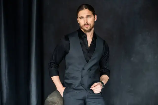 Czy czarna koszula pasuje na wesele? Odkryj ważne zasady i porady