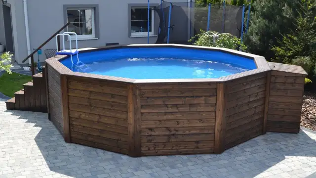 Jak zrobić basen ogrodowy z palet - proste instrukcje krok po kroku