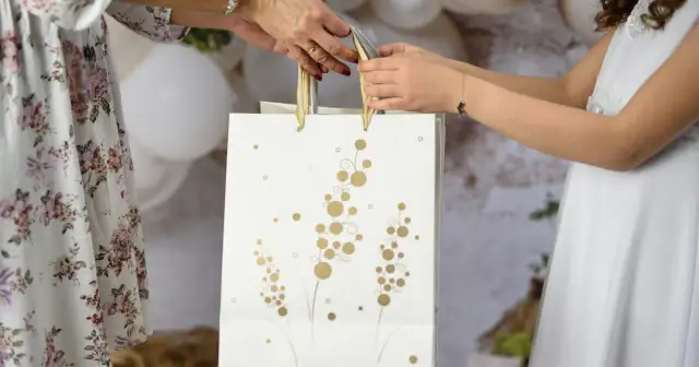 Ile dać na komunię 2026? Sprawdź sugerowane kwoty i zasady