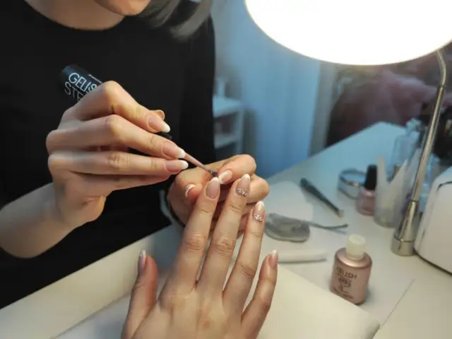 Hybryda w domu krok po kroku: Idealne paznokcie bez salonu