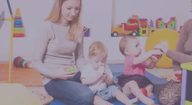 Ile godzin pracuje opiekunka w żłobku? Poznaj prawdę o etacie